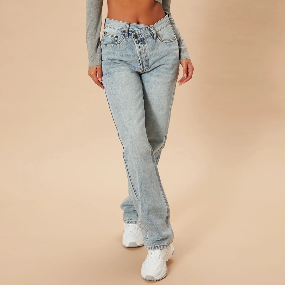 Fashion nova crossover straight leg jeans. Light blue wash - Picture 3 of 6
